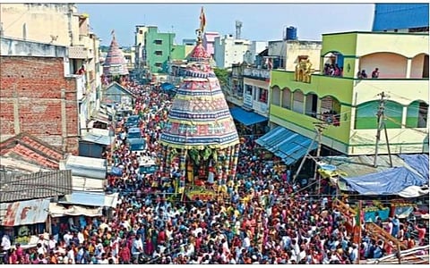 தைப்பூசத்தை முன்னிட்டு, திருசெங்கோடு சுகந்த குந்தலாம்பிகை உடனமர் கைலாசநாதர் கோயிலில் நடைபெற்ற தேரோட்டத்தில் பக்தர்களின் வெள்ளத்தில் அசைந்து ஆடி வந்த ஆறுமுகசாமி திருத்தேர்.