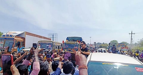 கிருஷ்ணகிரி அருகே ராணுவ தளவாடங்கள் ஏற்றிச் சென்ற மத்திய தொழிற்சாலை பாதுகாப்பு படை துணை ராணுவ வீரர்கள், அரசு பேருந்து ஓட்டுநரை தாக்கியதால், அவர்களை பயணிகள், பொதுமக்கள் முற்றுகையிட்டு போராட்டத்தில் ஈடுபட்டனர். 