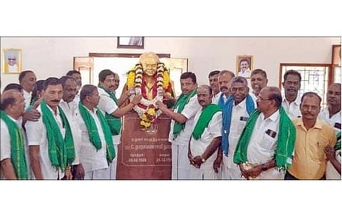 உழவர் பெருந்தலைவர் நாராயணசாமி நாயுடுவின் உருவச்சிலைக்கு மாலை அணிவித்து மரியாதை செலுத்திய மின்துறை அமைச்சர் வி.செந்தில்பாலாஜி.