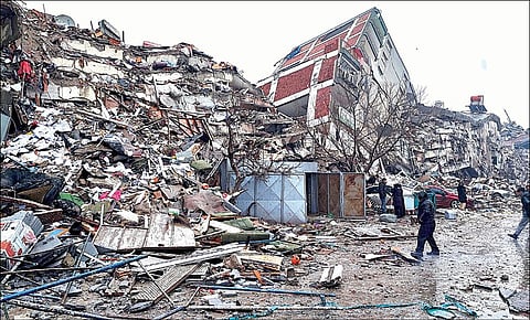 துருக்கியில் நேற்று ஏற்பட்ட பயங்கர பூகம்பத்தில் அந்த நாட்டின் கரம்மான்மராஸ் நகரின் கட்டிடங்கள் சீட்டுக்கட்டு போல சரிந்தன. அங்கு இடிபாடுகளில் சிக்கியவர்களை மீட்புப் படை வீரர்கள் தீவிரமாக தேடினர்.