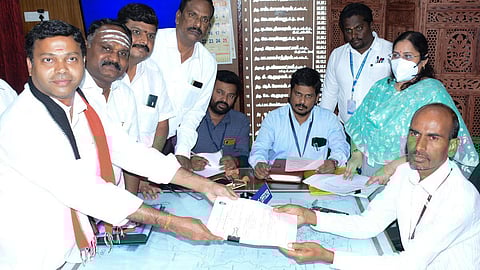 ஈரோடு கிழக்கு தொகுதி ஓபிஎஸ் வேட்பாளர் செந்தில் முருகன்