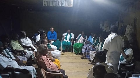 ஆலோசனையில் விவசாயிகள்