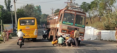 ஸ்ரீவில்லிபுத்தூர் | எல்ஐசி சந்திப்பில் ஒளிரும் விளக்கு, எச்சரிக்கை பலகை இல்லாததால் விபத்தில் சிக்கும் வாகனங்கள்