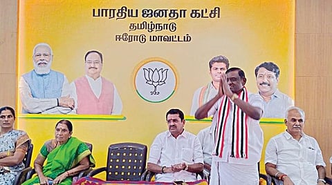 ஈரோடு கிழக்கு தொகுதியில் போட்டியிடும் அதிமுக வேட்பாளர்  கே.எஸ்.தென்னரசு, ஈரோடு மாவட்ட பாஜக அலுவலகத்தில் நடந்த வேட்பாளர் அறிமுகக் கூட்டத்தில் பங்கேற்று வாக்கு சேகரித்தார்.