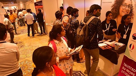 உயர்கல்விக்காக 6 ஆண்டுகளில் 30 லட்சம் இந்திய மாணவர்கள் வெளிநாடு பயணம் - மக்களவையில் மத்திய அமைச்சர் தகவல்