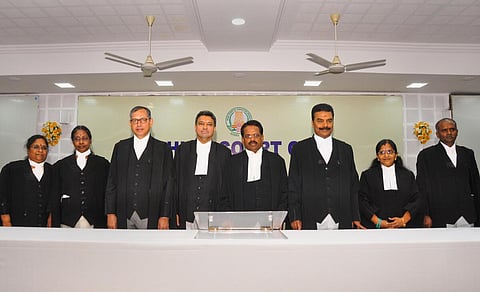 சென்னை உயர் நீதிமன்றத்தில் நேற்று புதிய கூடுதல் நீதிபதிகளாக நியமிக்கப்பட்ட எல்.சி.விக்டோரியா கவுரி, பி.பி.பாலாஜி. கே.கே.ராமகிருஷ்ணன், ஆர்.கலைமதி, கே.ஜி. திலகவதி ஆகியோருடன் பதவிப் பிரமாணம் செய்து வைத்த பொறுப்பு தலைமை நீதிபதி டி.ராஜா, மூத்த நீதிபதிகள் எஸ்.வைத்யநாதன், ஆர்.மகாதேவன்.படம்: ம.பிரபு