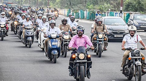 ஹெல்மேட் அணிந்து  வாகனத்தை ஓட்டிய தஞ்சாவூர் மாவட்ட ஆட்சியர் தினேஷ் பொன்ராஜ் ஆலிவர்