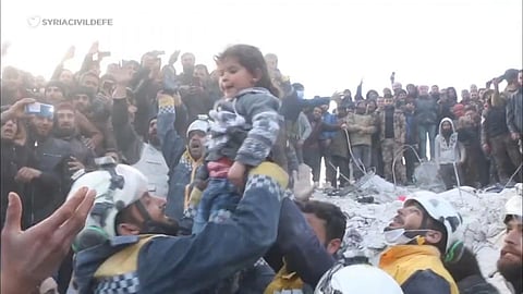 இடிபாடுகளில் இருந்து மீட்கப்பட்ட சிறுமி