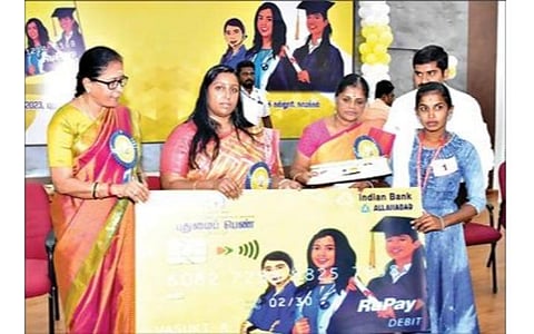 முதல்வர் ஸ்டாலின், காணொலி வாயிலாக புதுமைப் பெண் திட்டத்தின் 2-வது கட்டத்தை தொடங்கி வைத்ததைத் தொடர்ந்து, சேலத்தில் நடைபெற்ற நிகழ்ச்சியில், மாணவிகளுக்கு வங்கி ஏடிஎம் கார்டு, புதுமைப் பெண் பெட்டகப் பைகளை மாவட்ட ஆட்சியர் கார்மேகம் வழங்கினார். (அடுத்தபடம்) நாமக்கல்லில் நடந்த நிகழ்ச்சியில் உதவித்தொகை பெறுவதற்கான வங்கி அட்டையை மாணவிக்கு, ஆட்சியர் ஸ்ரேயா சிங் வழங்கினார். உடன் மாவட்ட சமூக நல அலுவலர் பி.கீதா.