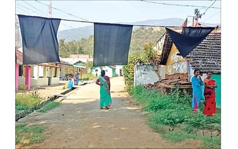 தருமபுரி மாவட்டம் பாப்பிரெட்டிப்பட்டி அடுத்த காளிப்பேட்டையில் வீடுகளில் ஏற்றப்பட்டுள்ள கருப்புக் கொடி.