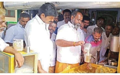 ஈரோடு கிழக்கு தொகுதி 42-வது வார்டுக்கு உட்பட்ட பகுதியில் தேர்தல் பிரச்சாரம் மேற்கொண்ட முன்னாள் அமைச்சர் ஆர்.பி.உதயகுமார், அங்குள்ள டீக்கடையில் டீ போட்டு கொடுத்து வாக்கு சேகரித்தார்.