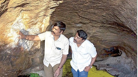 திருப்பரங்குன்றம் குகையிலுள்ள 2,200 ஆண்டு பழமையான தமிழி கல்வெட்டை படியெடுக்கும் தொல்லியல் ஆய்வாளர்கள்.