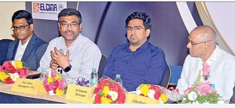 தமிழக அரசின் தொழில்துறை மற்றும் இந்திய மின்னணு உற்பத்தியாளர்கள் சங்கம் சார்பில் சென்னை வர்த்தக மையத்தில் வரும் பிப்.13,14 ஆகிய தினங்களில் நடைபெறும் ‘12 வது சோர்ஸ் இந்தியா’ கண்காட்சி மற்றும் கருத்தரங்கம் குறித்து தமிழக தொழில்துறை செயலர் ச.கிருஷ்ணன் விளக்கினார். உடன், தமிழக அரசின் வழிகாட்டி நிறுவன மேலாண் இயக்குநர் விஷ்ணு வேணுகோபாலன் மற்றும் இந்திய மின்னணு உற்பத்தியாளர்கள் சங்க நிர்வாகிகள். படம்: பு.க.பிரவீன்