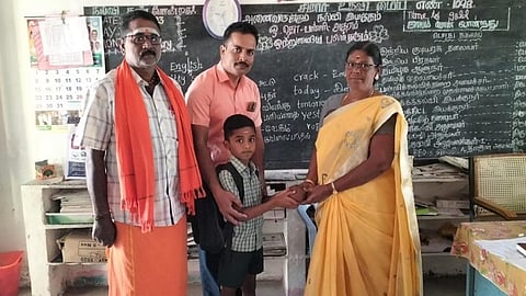 அகரம் அரசு தொடக்கப் பள்ளி வளர்ச்சிக்காக, அப்பள்ளியில் 3-ம் வகுப்பு பயிலும் பிரேம்குமார் தனது உண்டியல் சேமிப்பு பணம் மற்றும் அவரது தந்தை பங்களிப்பாக ரூ.40 ஆயிரம் பணத்தை ஆசிரியரிடம் வழங்கினர்.