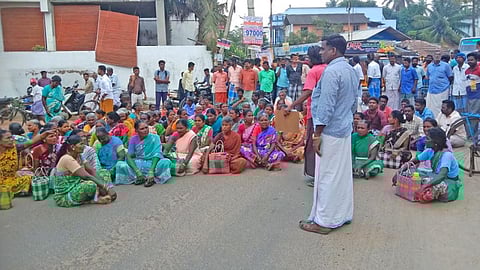 தஞ்சாவூர் மாவட்டம் அதிராம்பட்டினத்தில்  சாலை மறியலில் ஈடுபட்ட கட்டுமானத் தொழிலாளர்கள்