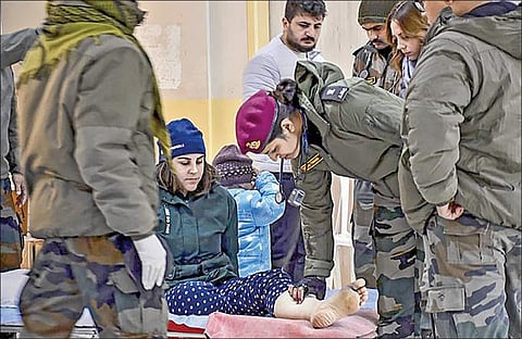 துருக்கியின் ஹடாய் மாகாணத்தில் இஸ்கெண்டரூனில் இந்திய ராணுவம் அமைத்துள்ள கள மருத்துவமனையில் பூகம்பத்தில் சிக்கி காயமடைந்தவர்களுக்கு சிகிச்சை அளிக்கப்படுகிறது. இந்த படத்தை மத்திய வெளியுறவுத் துறை அமைச்சர் ஜெய்சங்கர்  நேற்று தனது ட்விட்டர் பக்கத்தில் பகிர்ந்துள்ளார்.படம்: பிடிஐ