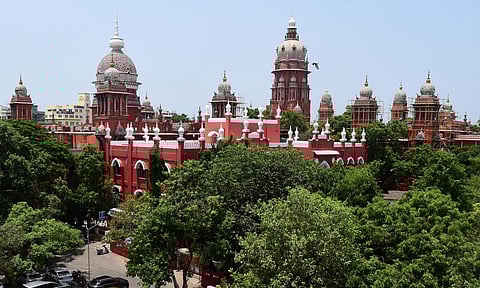 2002-ன் அறிவிப்பாணையின்படி பணியில் சேர்ந்த ஆண் காவலர்களுக்கு பழைய ஓய்வூதிய திட்டம்: சென்னை ஐகோர்ட் உத்தரவு