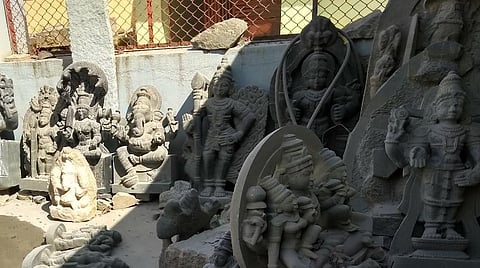 சாலையோர சிற்பக் கூடங்களை ஒருங்கிணைத்து மாமல்லபுரத்தில் சிற்ப கிராமம் அமைக்கப்படுமா? - பாறை துகள் காற்றில் பறந்து வாகன ஓட்டிகள் அவதி