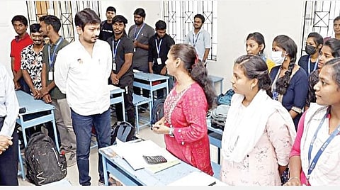 பல்கலைக்கழகத்தில் ஆய்வு மேற்கொண்ட அமைச்சர் உதயநிதி ஸ்டாலின் மாணவர்களுடன் கலந்துரையாடினார்.