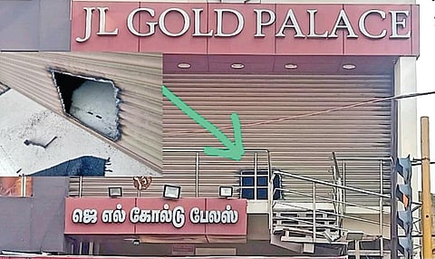 பெரம்பூரில் நகை கொள்ளையடிக்கப்பட்ட ஜே.எல்.கோல்டு பேலஸ். (உள்படம்) ஷட்டரில் போடப்பட்டிருந்த துளை.