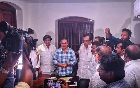 கடந்த ஜனவரி 23ல் கமல்ஹாசன், ஈவிகேஎஸ் இளங்கோவன் சந்திப்பின்போது எடுத்த புகைப்படம்.