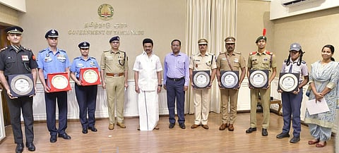 சென்னையில் நடைபெற்ற குடியரசு தின விழா அணிவகுப்பில் சிறப்பாகச் செயல்பட்ட ராணுவப்படை, மத்திய ரிசர்வ் காவல் படை, தமிழ்நாடு பேரிடர் நிவாரணப் படை, தேசிய மாணவர் படை (ஆண்கள்), சிற்பி பெண்கள் படை ஆகிய படைப்பிரிவுகளுக்கும். குடியரசு தினவிழா அணிவகுப்பை சிறப்பாக ஒருங்கிணைப்பு செய்த இந்திய விமானப்படை குரூப் கேப்டன்களுக்கும் சென்னை தலைமைச் செயலகத்தில், கேடயங்களை வழங்கி முதல்வர் மு.க.ஸ்டாலின் சிறப்பித்தார். உடன் சென்னை பெருநகர காவல் ஆணையர் சங்கர் ஜிவால், பொதுத்துறை செயலர் டி.ஜகந்நாதன், துணைச் செயலர் (மரபு) எஸ்.அனு உள்ளிட்டோர்.