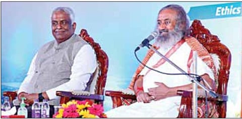 வருமானவரித் துறை அலுவலகம் சார்பில், மனித மூலதன மேம்பாட்டுத் திட்டத்தின் கீழ் ‘அரசு ஊழியர்களுக்கான நிர்வாகத்தில் நெறிமுறைகள் மற்றும் மதிப்புகள்’ என்ற தலைப்பில் சிறப்பு நிகழ்ச்சி சென்னையில் நடைபெற்றது. இதில், பங்கேற்ற வாழும் கலை அமைப்பின் நிறுவனர் ஸ்ரீஸ்ரீ ரவிசங்கர், தமிழ்நாடு மற்றும் புதுச்சேரி வருமானவரித் துறை முதன்மை தலைமை  ஆணையர் ஆர்.ரவிச்சந்திரன்.