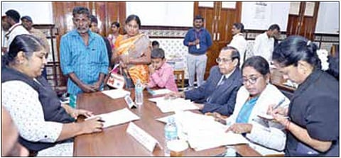 தேசிய மக்கள் நீதிமன்றத்தில் 99 ஆயிரத்து 604 வழக்குகளுக்கு சுமுக தீர்வு - ரூ. 959.77 கோடி இழப்பீடு வழங்க உத்தரவு