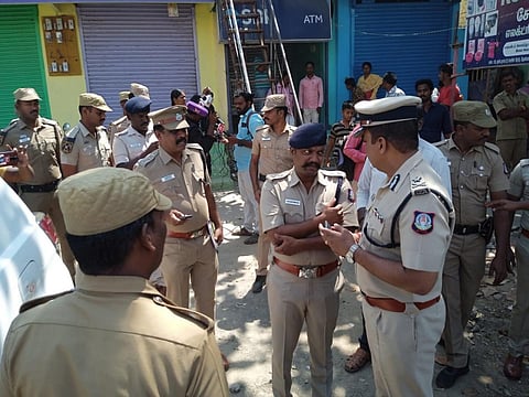 திருவண்ணாமலையில் கொள்ளையடிக்கப்பட்ட ஏடிஎம் மையம் எதிரே குவிந்துள்ள போலீஸார்.