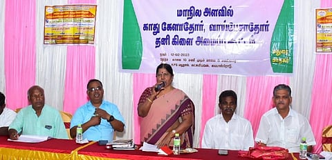 மதுரையில் இன்று தமிழ்நாடு அனைத்து வகை மாற்றுத்திறனாளிகள் மற்றும் பாதுகாப்போர் உரிமைகளுக்கான சங்கம் சார்பில் காது கேளாதோர், வாய்பேசாதோருக்கான கூட்டத்தில் பங்கேற்ற காது கேளாதோர், வாய்பேசாதோர்.