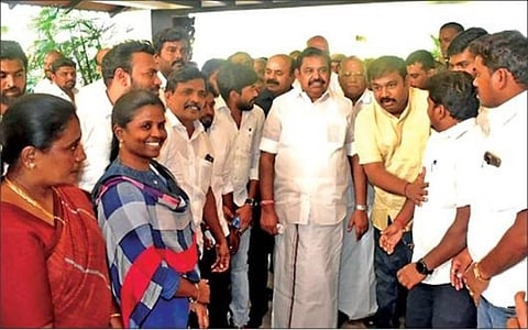 ஈரோடு கிழக்கு தொகுதி தேர்தல் பணிகள் தொடர்பாக ஆலோசனை மேற்கொள்வதற்காக வந்த அதிமுக இடைக்கால பொதுச் செயலாளர் பழனிசாமிக்கு கட்சி நிர்வாகிகள் வரவேற்பு அளித்தனர்.