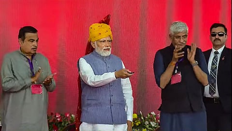 டெல்லி - மும்பை விரைவு நெடுஞ்சாலையில் முதல்கட்டமாக, டெல்லியில் இருந்து ராஜஸ்தானின் லால்சாட் வரை ரூ.12,150 கோடியில் அமைக்கப்பட்ட சாலையை பிரதமர் மோடி நேற்று திறந்து வைத்தார்.