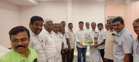 ஈரோட்டில் தனியார் திருமண மண்டபத்தில்  முதல்வரின் மருமகன் சபரீசனுடன் விசைத்தறியாளர்கள் சந்திப்பு.