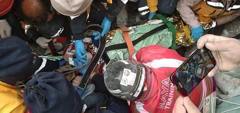 6 வயது சிறுமியை மீட்ட காட்சி