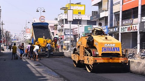 குண்டும், குழியுமாக இருந்த புதிய பேருந்து நிலையம் - மெய்யனூர் சாலையை புதுப்பிக்கும் பணி விறுவிறுப்பாக நடந்தது. | படம்: எஸ்.குருபிரசாத்