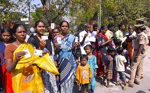 பாதை வசதி கேட்டு சேலம் ஆட்சியர் அலுவலகத்தில் மனு அளிக்க வந்த கஞ்சநாயக்கன்பட்டி அருகே உள்ள கோட்டமேடு பகுதி மக்கள். | படம்: எஸ்.குரு பிரசாத்.