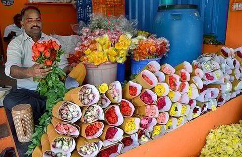 காதலர் தினத்தில் ரோஜா மலர்களுக்கு ‘திடீர்’ மவுசு - மதுரையில் ஒரு பஞ்ச் மலர்கள் ரூ.450க்கு விற்பனை