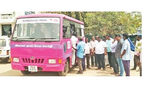 குண்டலபுலியூர் கிராமத்தில் உள்ள ஆதரவற்றோர் இல்லத்தில் இருந்தவர்களை மருத்துவமனைக்கு அழைத்துச் சென்றனர்.