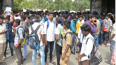 அங்கீகாரம் இல்லாத 695 பல்கலை.கள், 35 ஆயிரம் கல்லூரிகள்