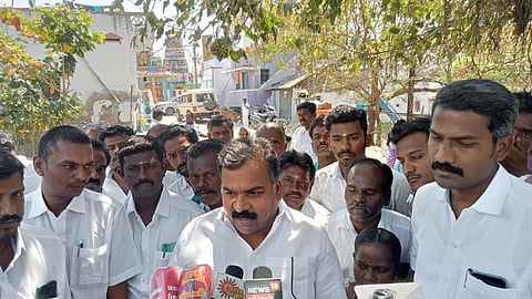 செய்தியாளர் சந்திப்பில்  மாணிக்கம் தாகூர்