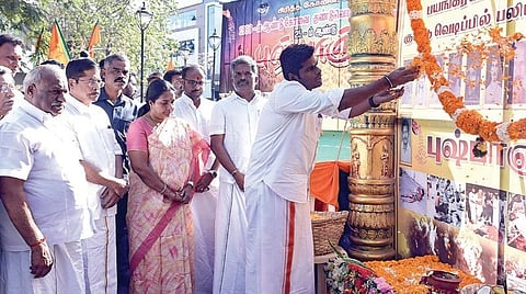 கோவை குண்டு வெடிப்பில் உயிரிழந்தவர்களுக்கு புஷ்பாஞ்சலி செலுத்திய பாஜக மாநிலத் தலைவர் அண்ணாமலை.  அருகில் வானதி சீனிவாசன் எம்.எல்.ஏ உள்ளிட்டோர்.  படம் : ஜெ.மனோகரன்