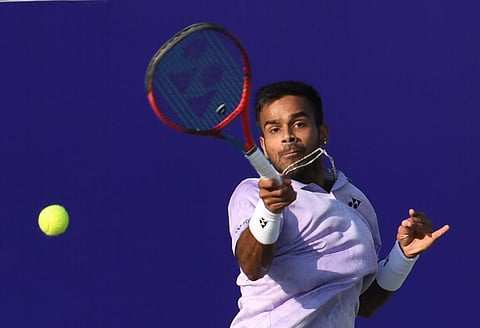 சென்னை ஓபன் ஏடிபி சாலஞ்சர் டென்னிஸ் தொடரின் ஒற்றையர் பிரிவில் கிரேட் பிரிட்டனின் ரியான் பெனிஸ்டனுக்கு எதிராக ஆக்ரோஷமாக விளையாடிய இந்தியாவின் சுமித் நாகல். படம்: பிடிஐ