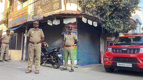 கோவை பி.கே.செட்டி வீதியில் என்ஐஏ சோதனையைத் தொடர்ந்து பாதுகாப்புக்காக நிறுத்தப்பட்டிருந்த போலீஸார் |
 படம்: ஜெ.மனோகரன்.