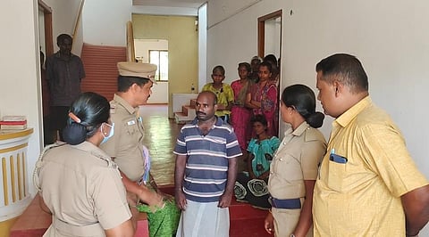 கோட்டகுப்பம் அருகே அன்பு ஜோதி ஆசிரமத்தில் கிளையில் தங்கி உள்ளவர்களிடம் அதிகாரிகள் விசாரணை மேற்கொண்டனர்.