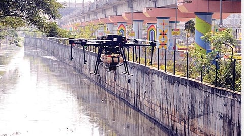 திருவான்மியூர் அருகே உள்ள பக்கிங்ஹாம் கால்வாய் முழுவதும் கொசுக்களை ஒழிக்க டிரோன் மூலம் மருந்து தெளிக்கும் பணி சென்னை மாநகராட்சி சார்பில் நேற்று நடைபெற்றது. படம்: பு.க.பிரவீன்