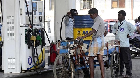 பணவீக்கத்தை கட்டுப்படுத்த பெட்ரோல், டீசல் வரி குறைப்பு - அரசு பரிசீலிக்க வாய்ப்பு