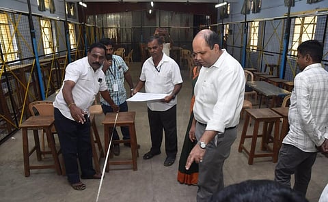 வாக்குச்சாவடி அமைக்கும் பணிகள்