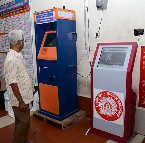 பயணிகளின் வசதிக்காக 254 தானியங்கி டிக்கெட் வழங்கும் இயந்திரங்கள் - தெற்கு ரயில்வே அறிவிப்பு