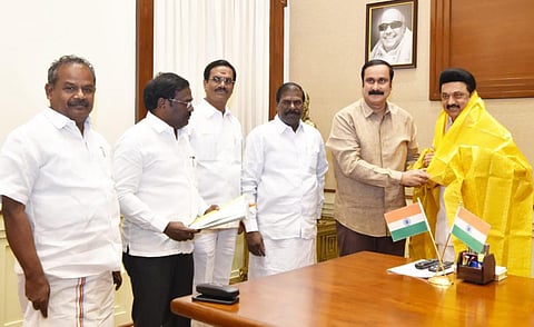 சென்னை தலைமைச் செயலகத்தில், முதல்வர் மு.க.ஸ்டாலினை பாமக தலைவர் அன்புமணி ராமதாஸ்  நேற்று சந்தித்தார். உடன், கவுரவத் தலைவர் ஜி.கே.மணி, எஸ்.பி.வெங்கடேஸ்வரன் எம்எல்ஏ., முன்னாள் மத்திய அமைச்சர் ஏ.கே.மூர்த்தி, பாமக செய்தி தொடர்பாளர் வழக்கறிஞர் பாலு.