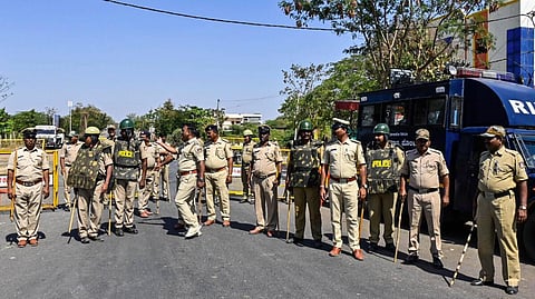 குல்பர்கா தர்காவில் இந்துக்கள் சிவராத்திரி சிறப்பு பூஜை - முஸ்லிம்களும் அதே நேரத்தில் தொழுகை நடத்துவதால் வட கர்நாடகாவில் பதற்றம்